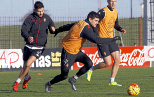 Nacho Cases agarra a Sergio lvarez en un entrenamiento del Sporting.