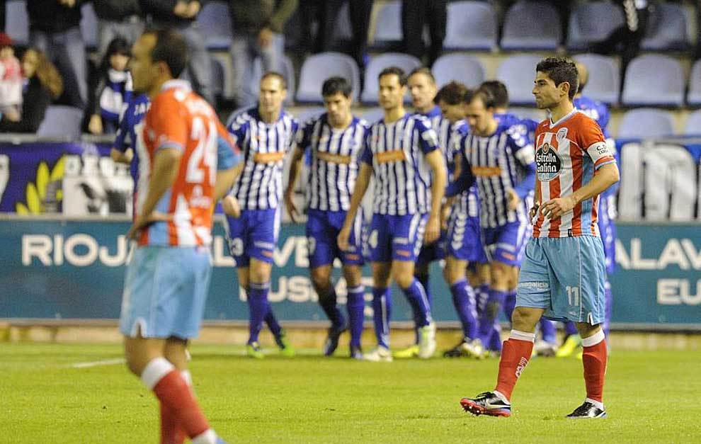 Los jugadores del Alavs celebran un gol ante el Lugo en Mendizorroza...