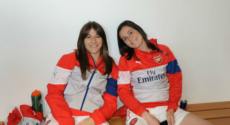 Vicky Losada y Natalia Pablos en el vestuario del Arsenal Ladies.