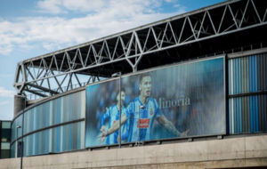 Imagen de la pantilla gigante instalada en el RCDE Stadium.