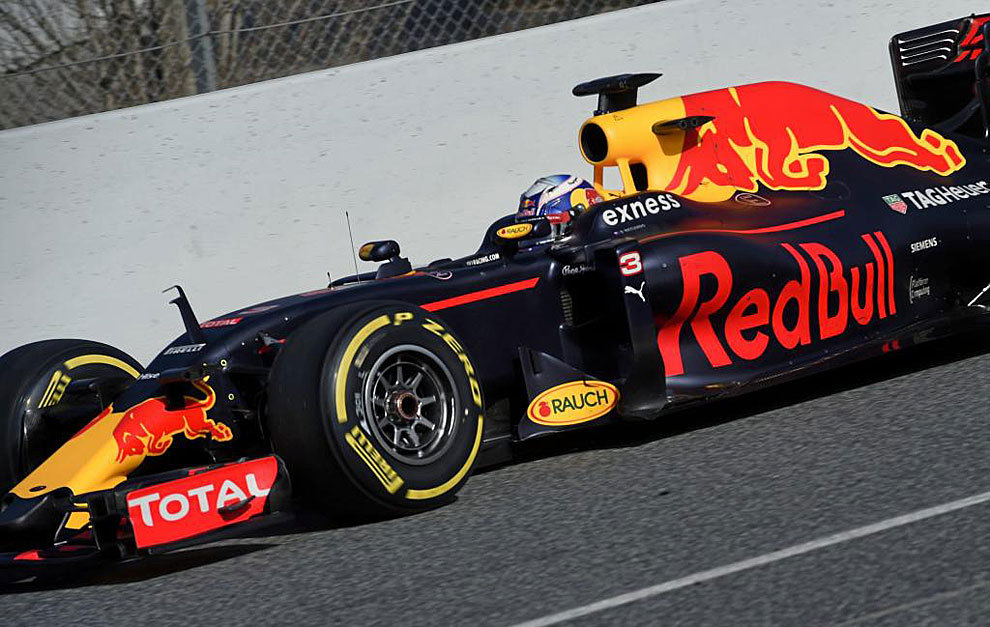 Ricciardo pilota el RB12 durante los tests de Montmel.