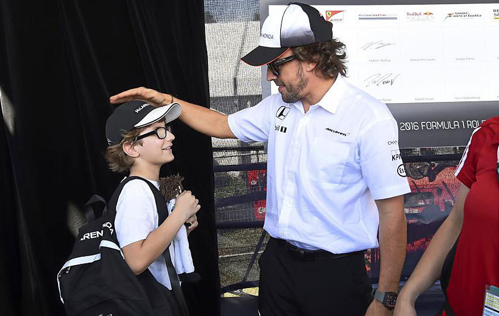 Alonso saluda a un pequeo fan en el Circuito Albert Park de...