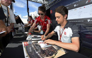 Esteban Gutirrez firma autgrafos en el Circuito Albert Park de...