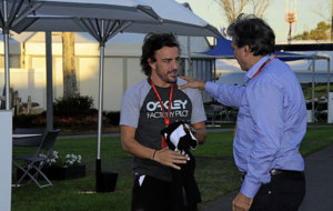 Alonso charla con Pasquale Lattuneddu (FOM) en su visita al Circuito...