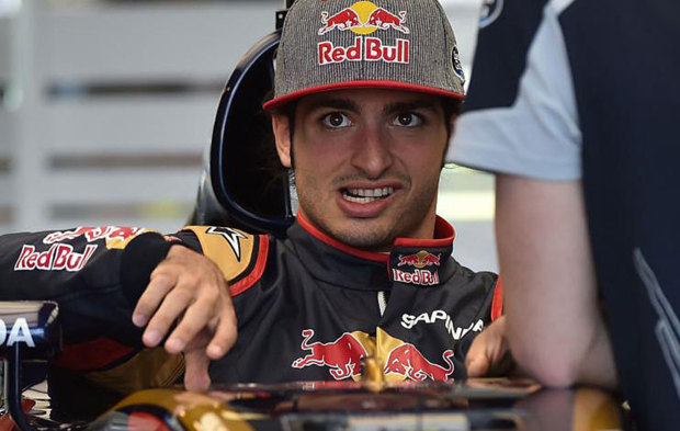 Carlos Sainz prueba su el &apos;cockpit&apos; de su Toro Rosso en el circuito de...