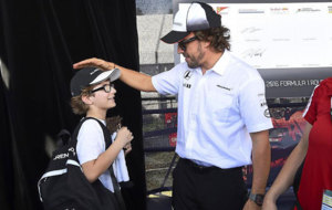Alonso saluda a un pequeo fan en el Circuito Albert Park de...