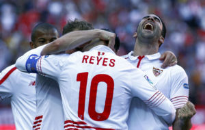 Reyes celebra con algunos compaeros un gol del Sevilla esta...