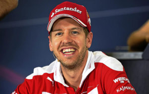 Vettel sonre durante la rueda de prensa previa al GP de Australia en...