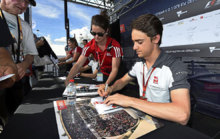Esteban Gutirrez firma autgrafos en el Circuito Albert Park de...