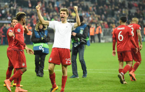 Mller celebra la victoria del Bayern ante la Juventus con su...