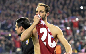 Juanfran besa el escudo tras marcar el penalti decisivo.