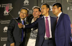 Messi se hace un selfie en el evento de Huawei.