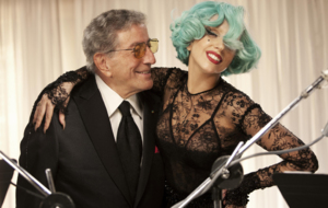 El cantante Tony Bennett posando junto a Lady Gaga