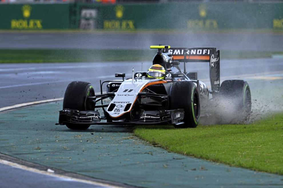Sergio Prez (MEX) Force India VJM09 por el cesped. G.P. de Australia...