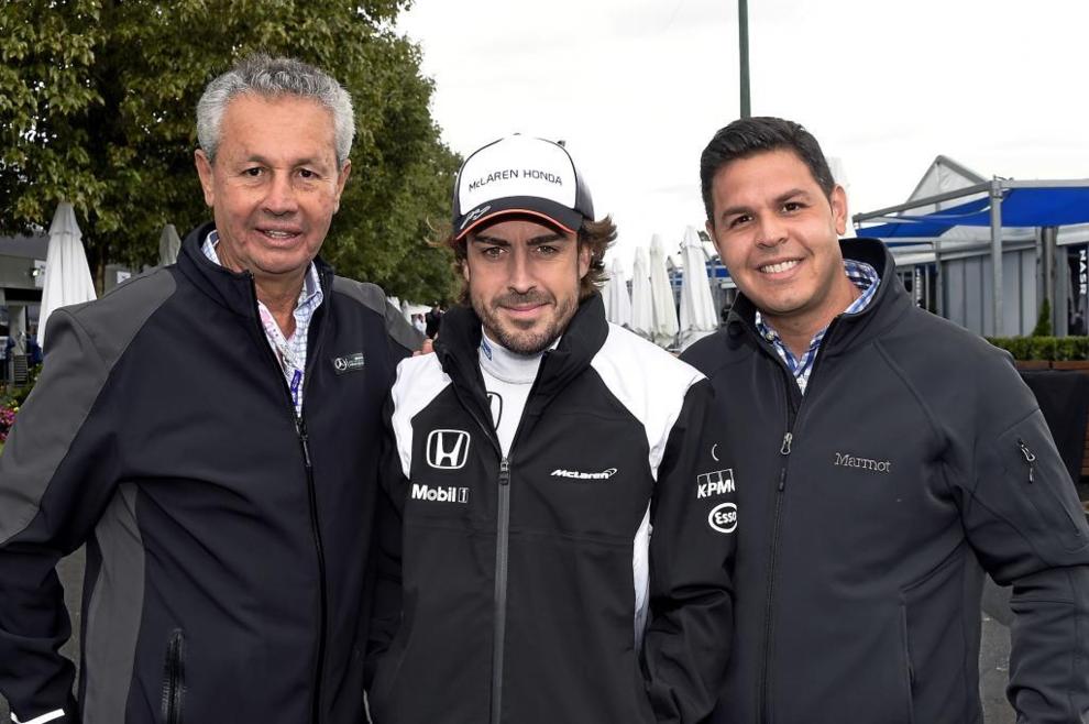 Fernando Alonso (ESP) McLaren con Alfonso Ramirez (VEN) y Alfredo...