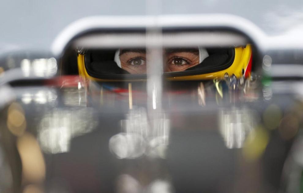 Fernando Alonso, sentado y concentrado en su MP4-31.