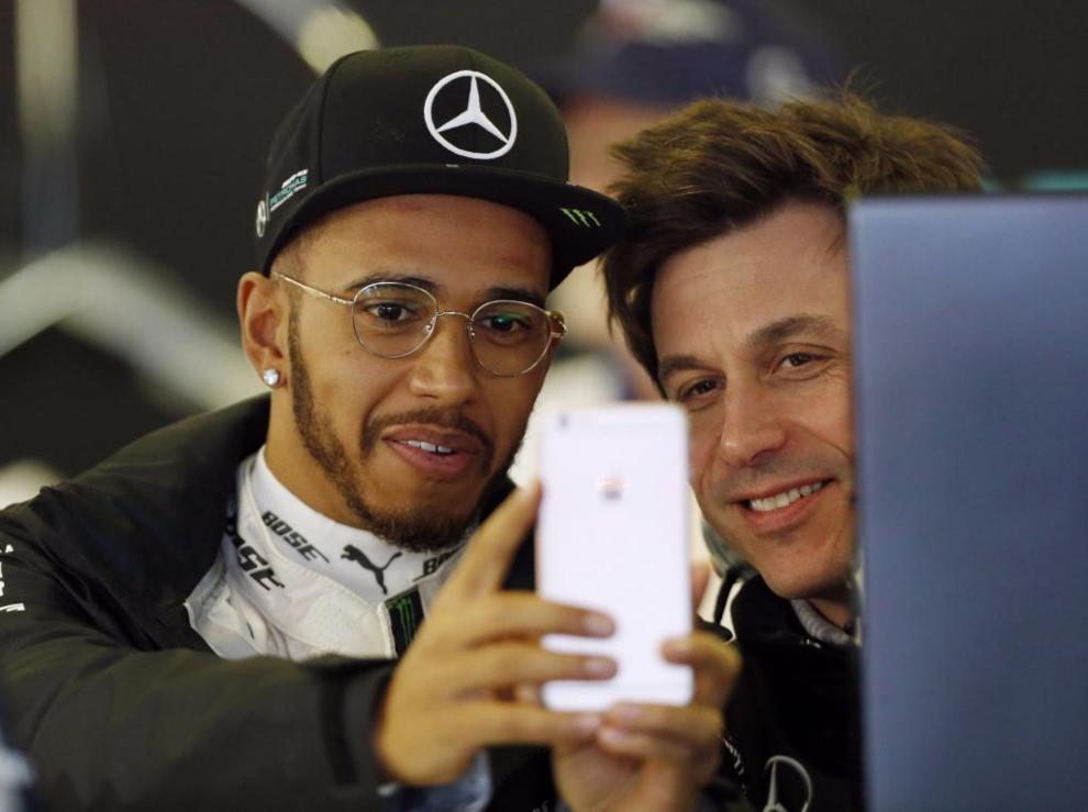 Lewis Hamilton y Toto Wolff se hacen un 'selfie' en el Circuito Albert...