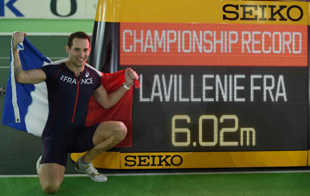 Lavillenie posa junto a un marcador con su registro de 6.02, récord...