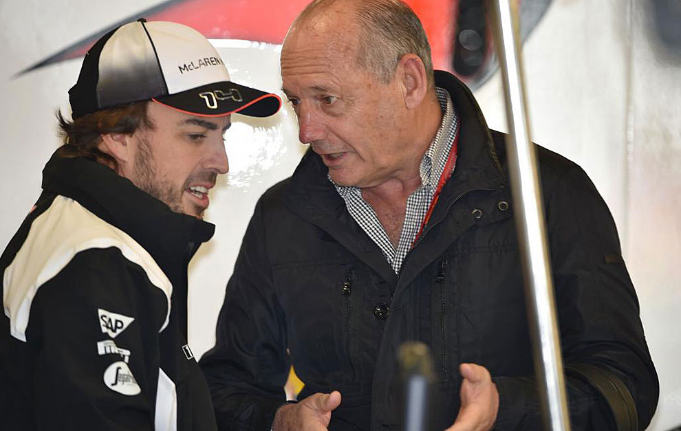 Alonso y Ron Dennis charlan durante la primera jornada de...