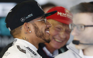 Hamilton y Niki Lauda sonren en el box de Mercedes.