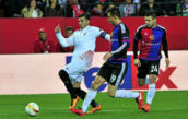 Reyes se escapa de dos jugadores del Basilea en la accin del 1-0.