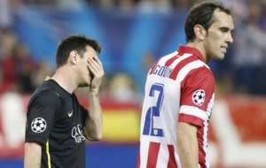 Messi se lamenta ante Godn en la vuelta de cuartos de Champions de...