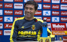 Marcelino sonriente en rueda de prensa.