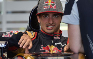 Carlos Sainz prueba su el 'cockpit' de su Toro Rosso en el...