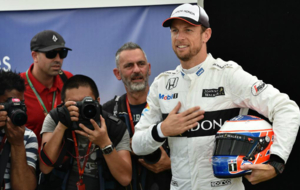 Jenson Button en el 'paddock' del GP de Australia