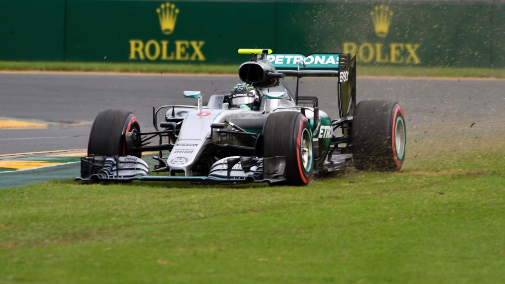 Rosberg realiza una &apos;excursin&apos; por la hierba de Albert Park.