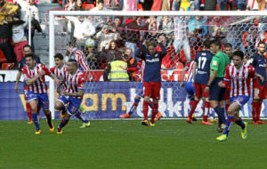 Los jugadores del Sporting celebran el gol de la victoria.