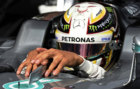 Hamilton deja pasar el tiempo en el box de Mercedes tras marcar el...