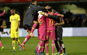 Los jugadores de Las Palmas celebran su victoria en El Madrigal hace...