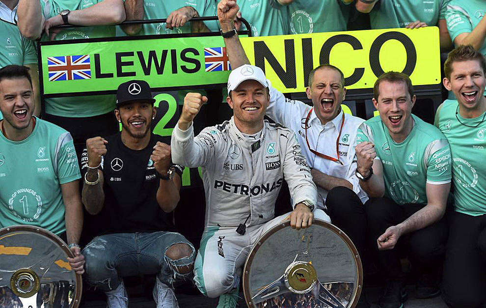 Rosberg y Hamilton celebran el doblete de Mercedes en Australia.