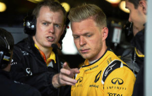 Kevin Magnussen, en el box del equipo Renault.