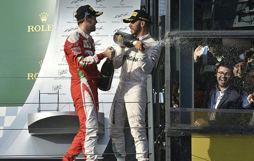 Vettel y Hamilton lanzan champn desde la plataforma del podio.