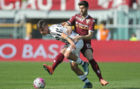 Dybala se intenta ir de un defensa del Torino.