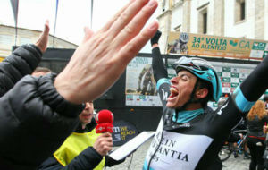 Enric Mas celebrando su triunfo tras cruzar la meta.