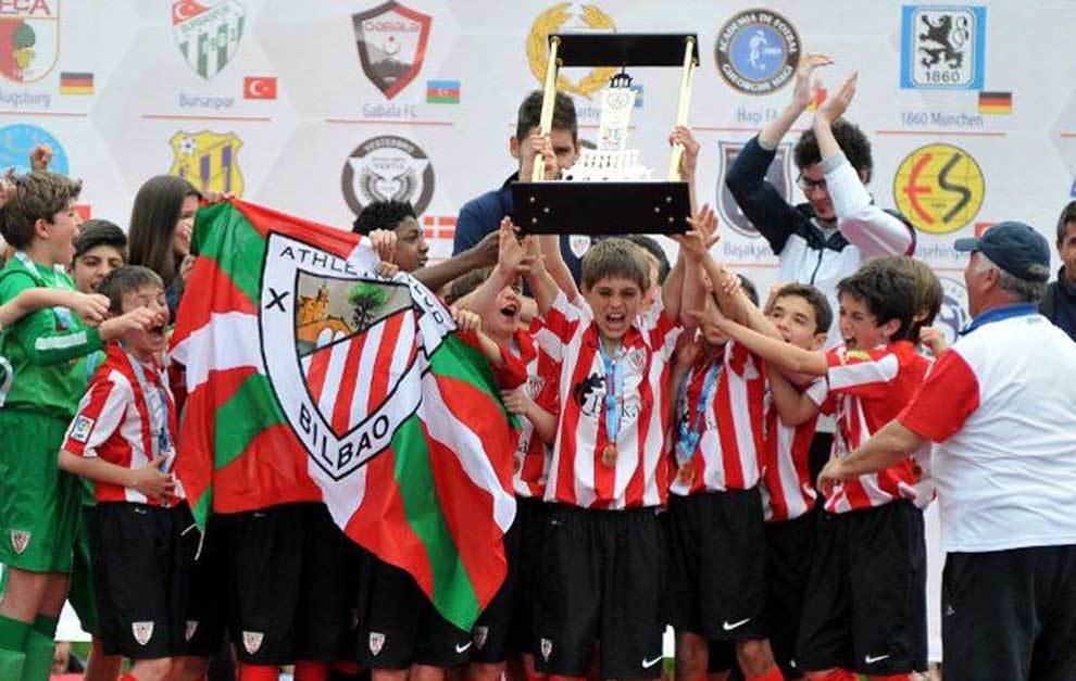 Los jugadores del Athletic alevn levantan el trofeo de campen de...