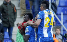 Varios compaeros se abrazan a Caicedo tras su gol.
