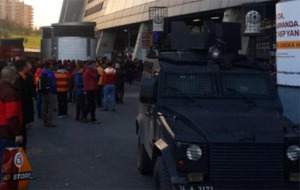 Aficionados del Galatasaray junto a las fuerzas policiales turcas en...
