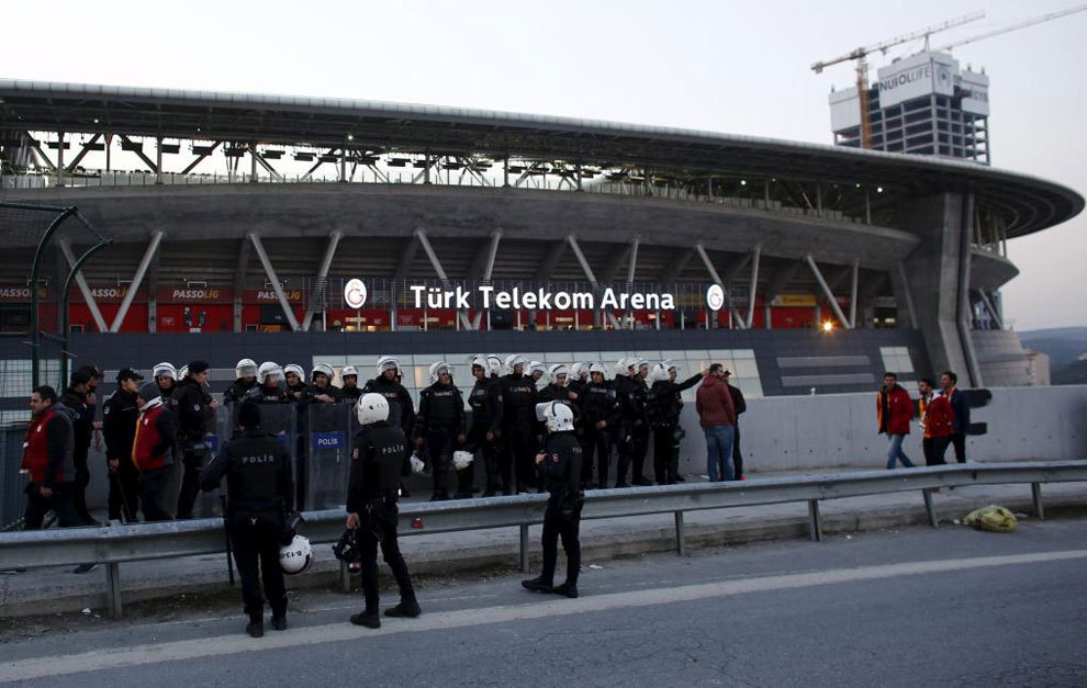 В стамбуле отменили. Стадион Бешикташ в Стамбуле. Стадион Бешикташ. Офис Энка Стамбул Бешикташ.