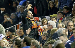 Los aficionados del Valencia, contra los dirigentes del club y contra...