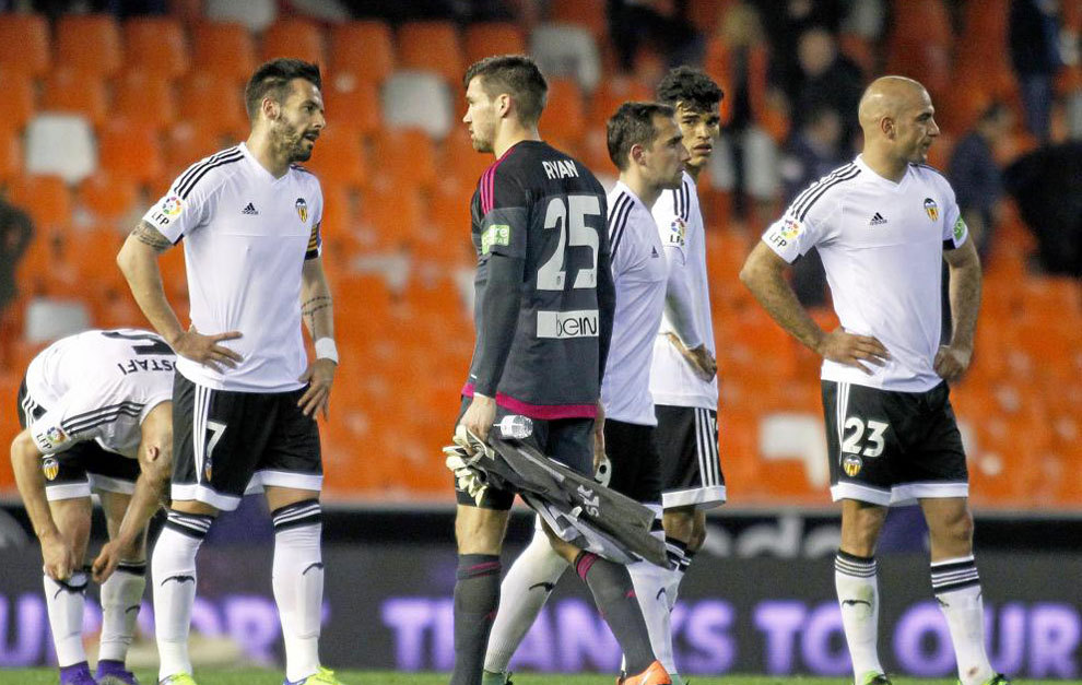 Los jugadores del Valencia decepcionados tras el encuentro.