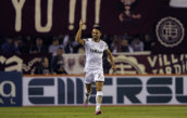 Lautaro Acosta celebra su gol, el primero de Lans, conseguido a los...