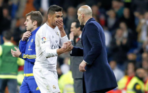 Casemiro saluda a Zidane tras su cambio