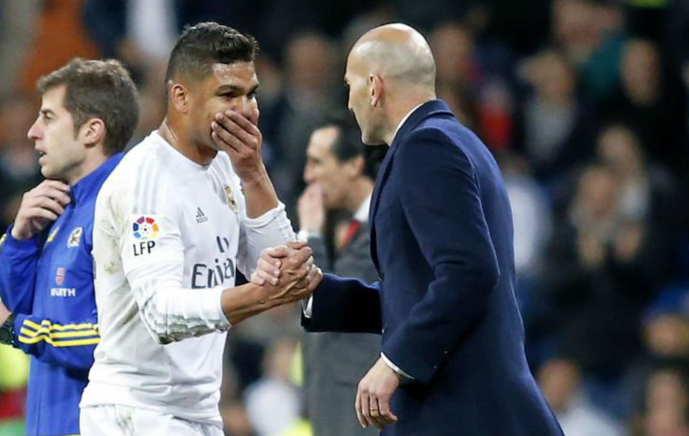 Casemiro habla con Zidane tras ser sustituido ante el Sevilla