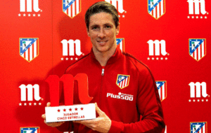 Fernando Torres posa con el trofeo de 'Jugador Cinco...