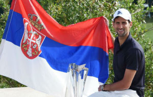 Djokovic posa con el trofeo tras vencer a Raonic en la final de Indian...