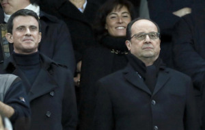 Franois Hollande escuchando la marsellesa durante el Francia-...